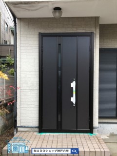神戸市東灘区　白サビが目立つドアをドアリモで新しいドアにチェンジ☆