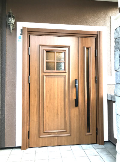 断熱ドアに加えて、ポケットキー仕様で便利な玄関ドアに交換いたしました。<br />
断熱ドアに交換することで、寒さ対策の効果が期待できます。