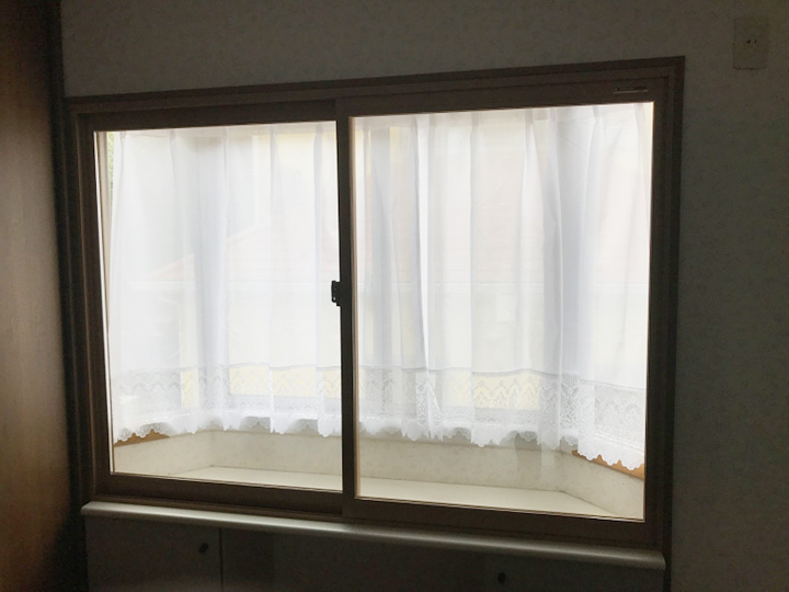 壁に合わせて、内窓を取り付けます！<br />
出窓と内窓の間に空気層（空間）があればあるほど断熱性は高くなります♪<br />
また、この空間をショーウィンドウとして活用されるお客様も多くおられます。