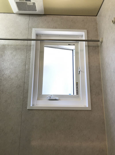 こちらは窓交換で縦辷り出し窓に交換しました！<br />
換気もしやすく、気密性が高く浴室にはお勧めの窓です！<br />
これで冬場も安心してお風呂に入ることができます。