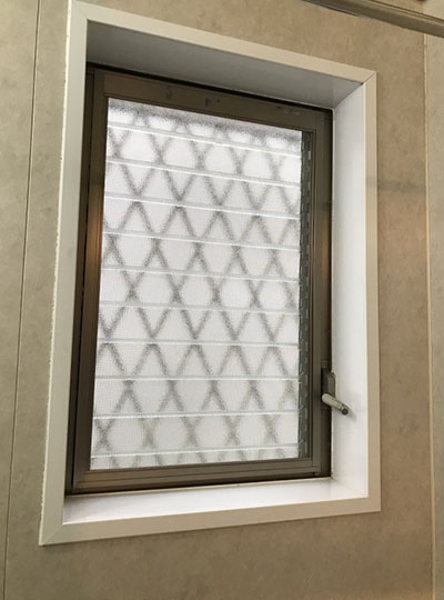 築20年くらいの家に多く見られるジャロジー窓です。<br />
換気がしやすく使い勝手はいいのですが、断熱性はとっても低いです。