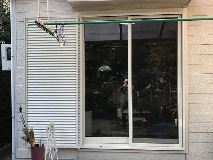 複層ガラスにして断熱性が高い窓になりました。<br />
その他の歪みが比較的ましな窓は戸車交換などで調整し、動きやすくなりました！