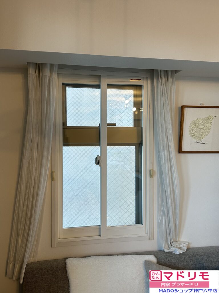 滑り出し窓は障子がひさし状になるので、小雨程度なら窓を開けて換気することができるのがメリット。内窓を取り付けても換気ができるのは嬉しいですよね！