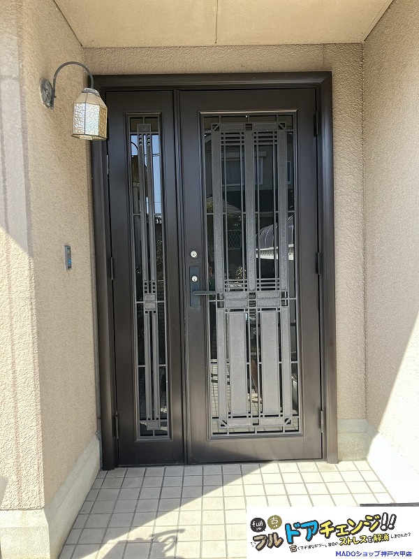 まずは玄関ドア交換をご紹介。<br />
親子ドアでガラス面も大きいドアです。<br />
鍵の不具合は防犯上でも困りますよね。