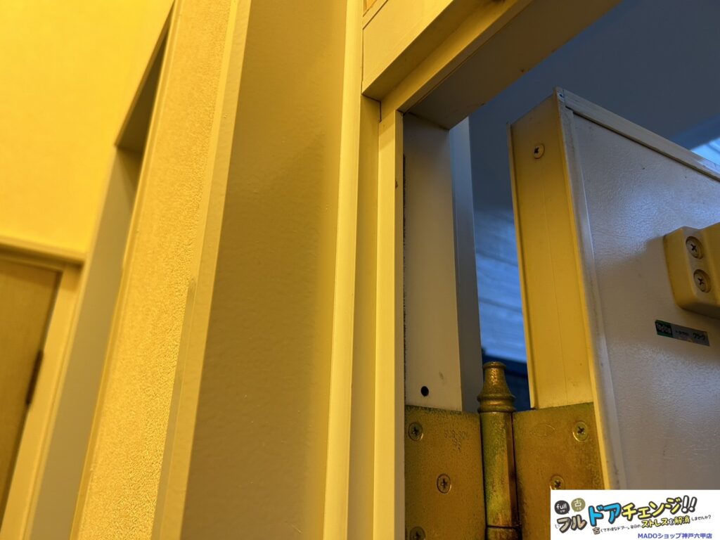 玄関ドア交換は【カバー工法】による施工です。<br />
今ある枠はそのままで、新しい枠を上から被せる工法のため、開口が幅は5センチ、高さは3センチほど小さくなります。