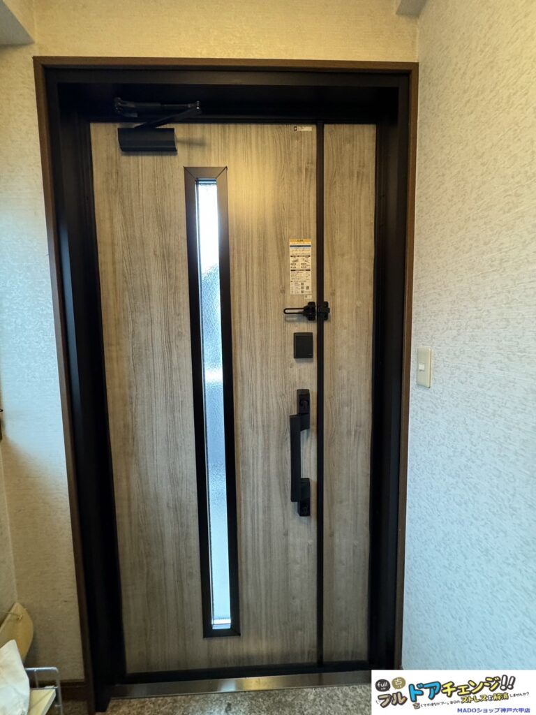 親扉の幅をギリギリまで大きくして、子扉は無採光タイプになりました。<br />
玄関横にルーバー窓があるので明るい玄関のままですね！