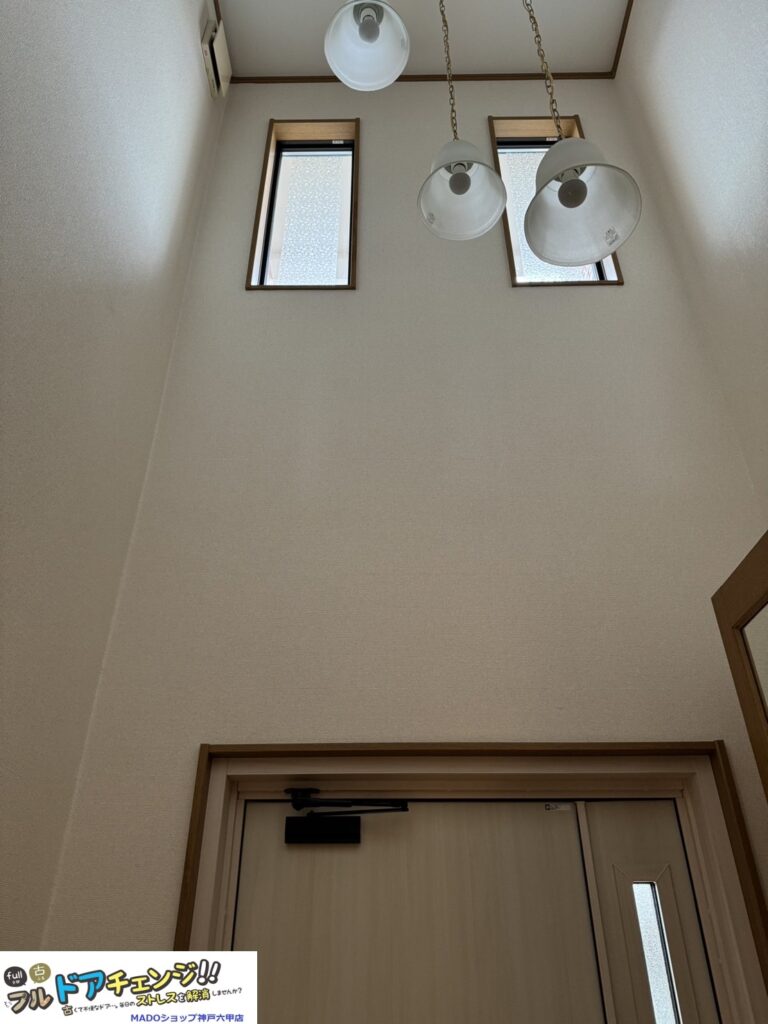 天井が高く小窓があることで自然な光が入ってきてました。<br />
親扉に採光がなくても明るいはずです☆