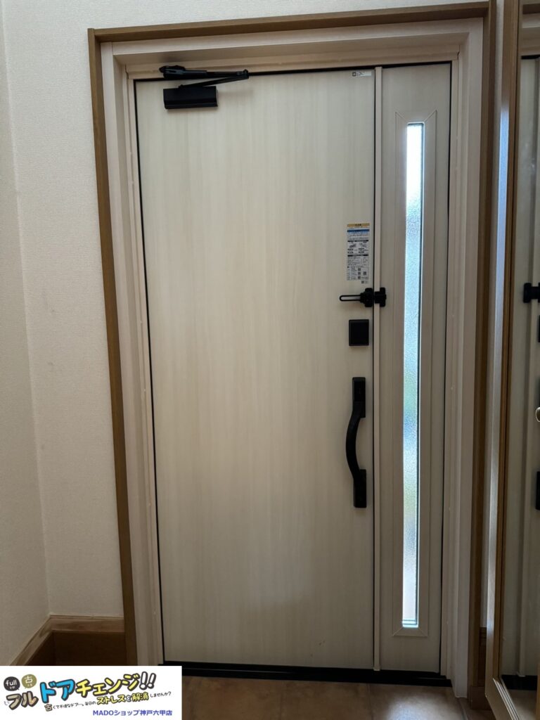 子扉に採光があることで玄関ドアが明るくなりますね！