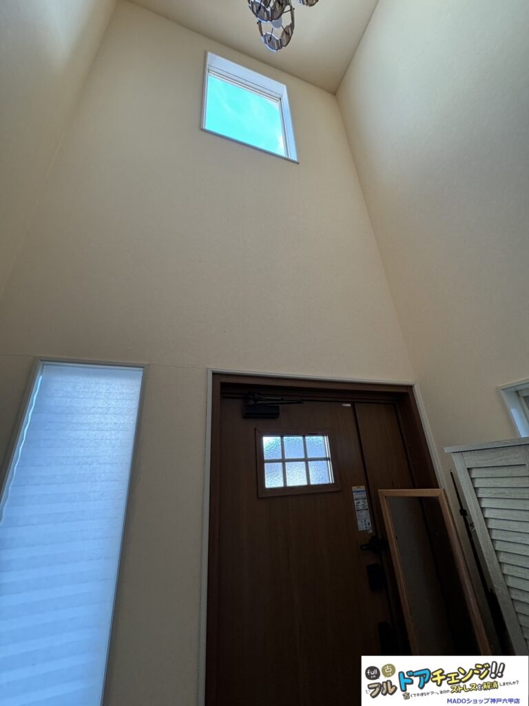 玄関横にみ天井にも小窓があるおかげで、暗く感じないですね。