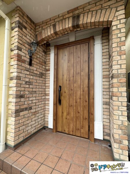 神戸市垂水区　難しい構造の玄関ドアでも収まり綺麗に仕上げます！