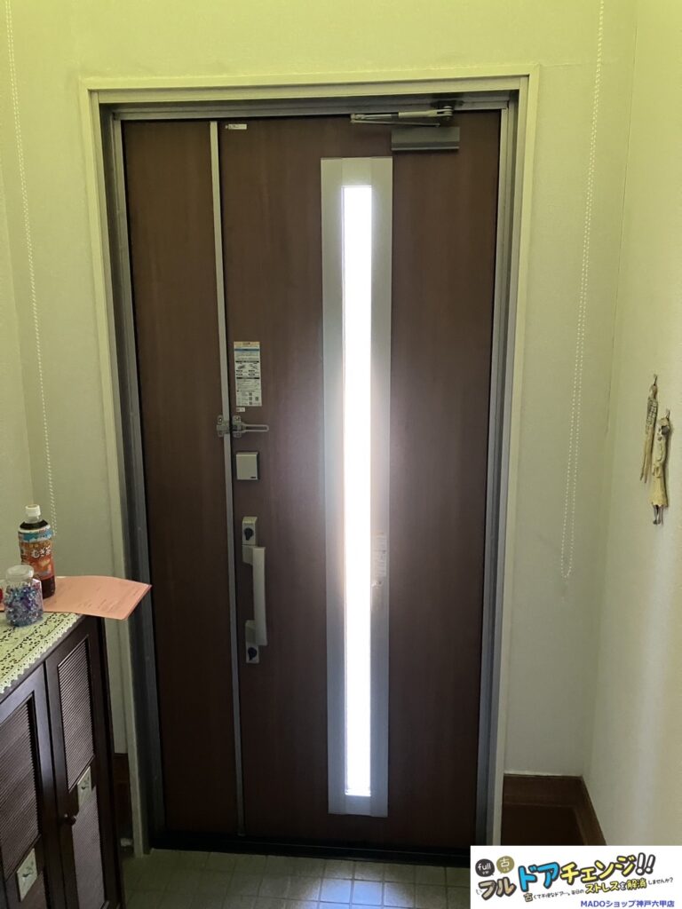 玄関ドア交換ではランマをなくすことが可能です☆<br />
玄関先が暗くなるかもとご心配ご無用！<br />
採光や通風タイプにカスタマイズすることで自然な光が差し込みます！