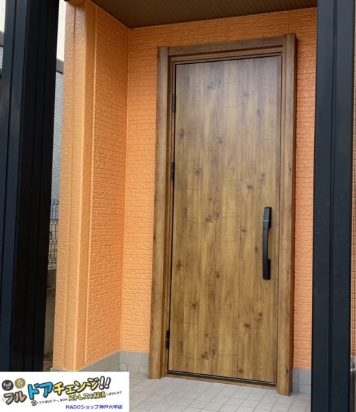 神戸市北区　寒い地域ではよくある玄関ドアの結露　断熱ドアに交換すると解消されますよ★