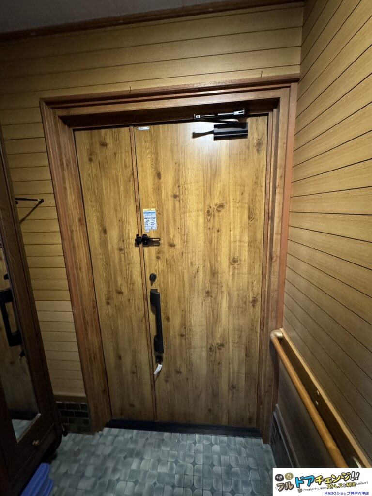 YKKAPの玄関ドアで先進的窓リノベを活用しようとすると、無採光の玄関度あになります。<br />
ガラス面がなくなり重厚感のある玄関ドアになりましたね。