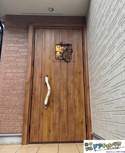 神戸市須磨区　玄関ドアがボロボロに・・・断熱ドアに交換したらまるで新築みたいに！～お客様の声～