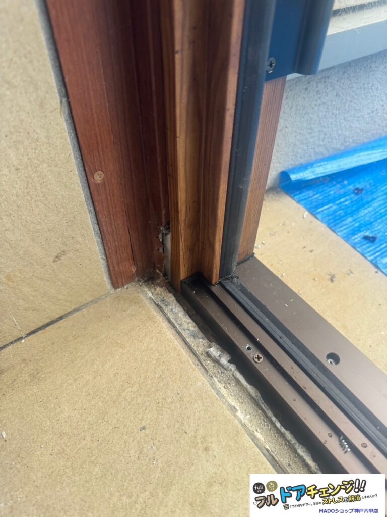 玄関ドア交換は【カバー工法】による施工です。<br />
今ある枠はそのままで、新しい枠を上から被せる工法です。