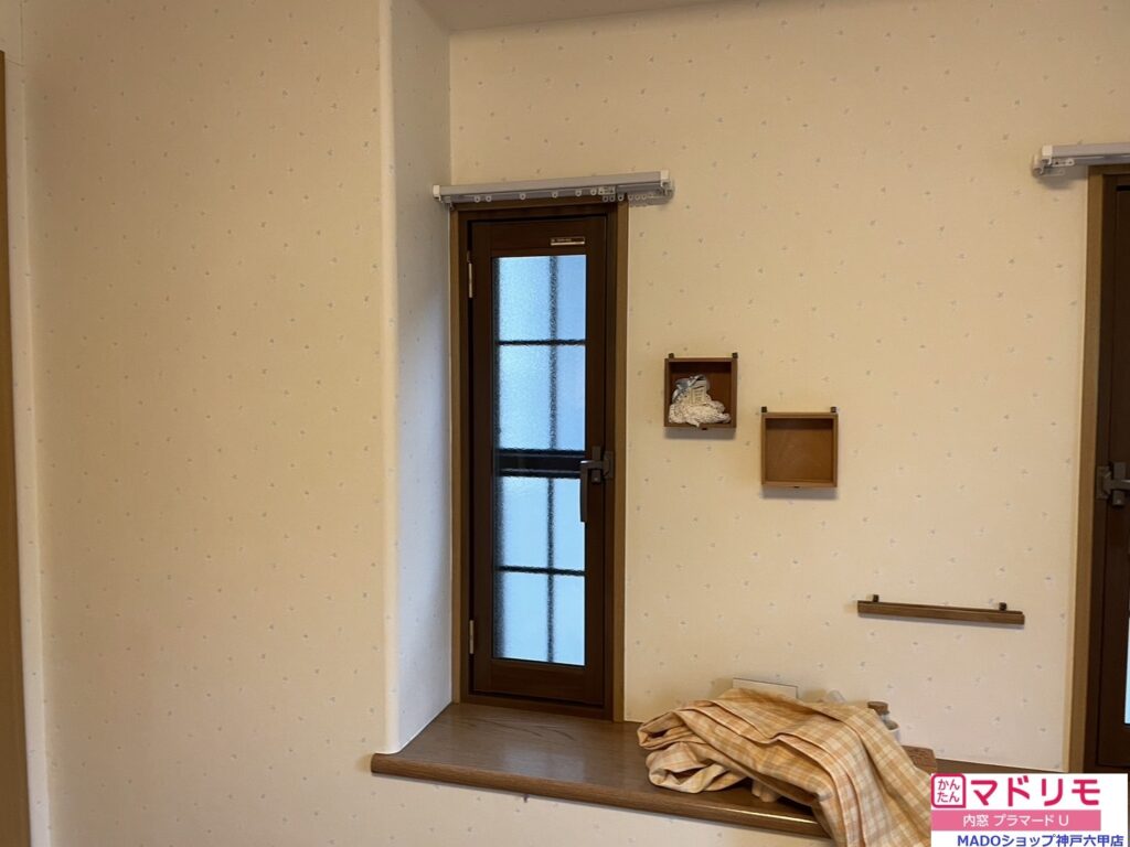 小窓には全て内開き窓の内窓を取り付け。