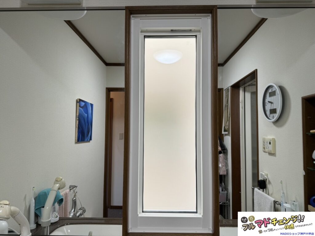 洗面所の窓は耐熱強化ガラスに不透明を選択。<br />
外からの視界を遮ってくれますね！