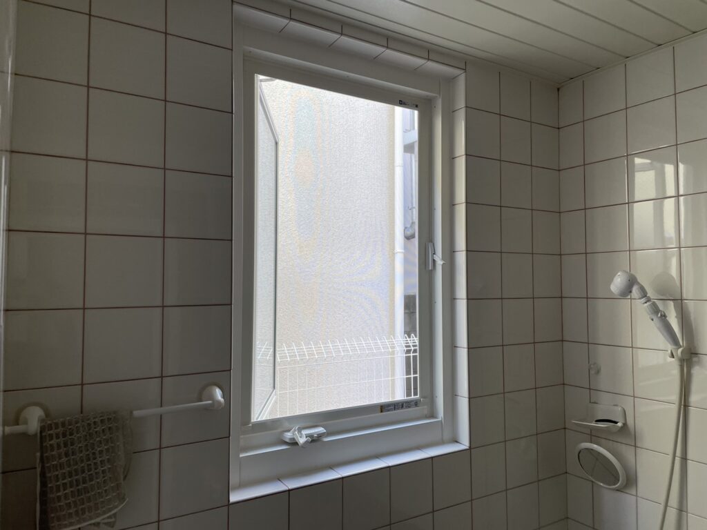 お風呂の窓には網入りに。<br />
たてすべり出し窓は全開・半開がハンドル操作で簡単に設定できます。<br />
この写真は全開にした場合。