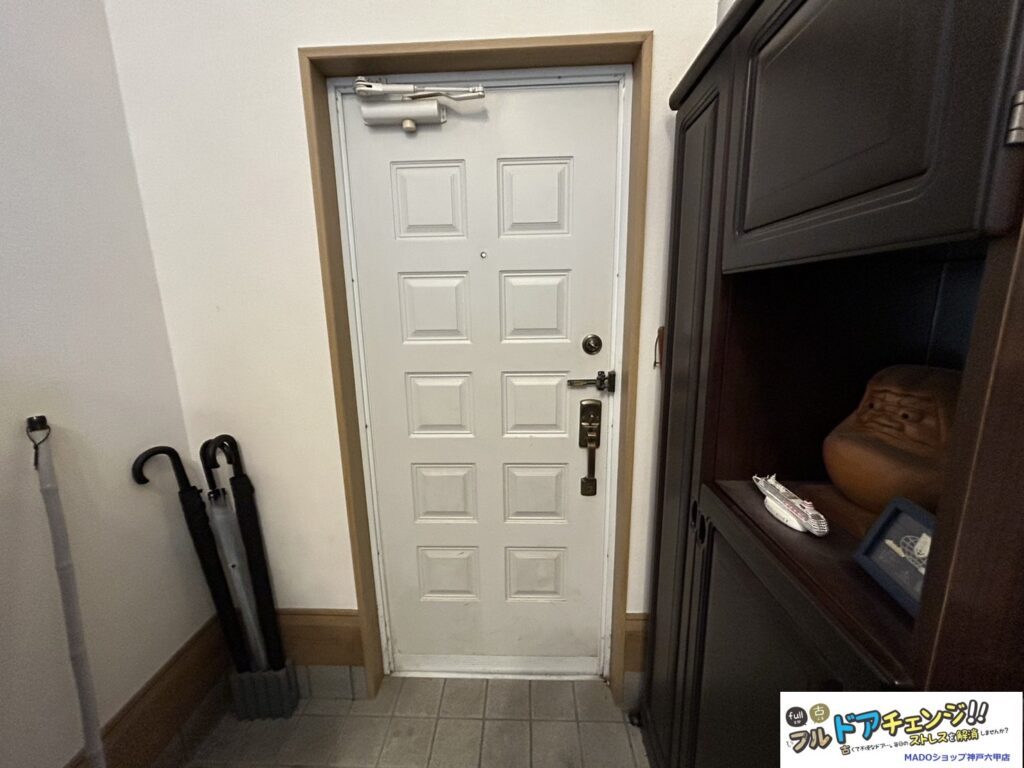 片開きドアの無採光タイプのドアです。<br />
ホワイトカラーのドアは爽やかですね！
