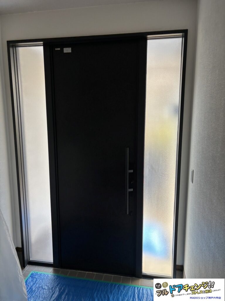 W1670×H2500のハイサイズの玄関ドア。<br />
ドアの両端にガラス面があるドアを【両袖FIX】と呼びます。<br />
断熱性の低いガラスが入っていると、とてもヒンヤリ寒い玄関先になります。