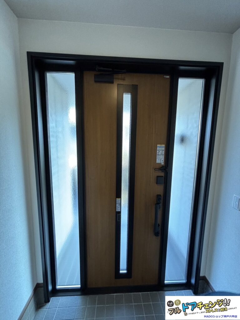 カバー工法により玄関ドアが狭くなると懸念される方がいますが、多くのお客様から施工後には「気にならないね」とお声を頂きます♪