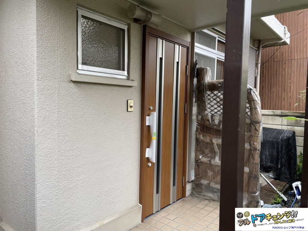 カバー工法により玄関ドアも1日でリフォーム完了☆<br />
今あるドア枠のうえから新しいドア枠をかぶせるため、工事による粉塵や音が最小限です。<br />
￥241.972(施工費込み)から補助額￥32.000！