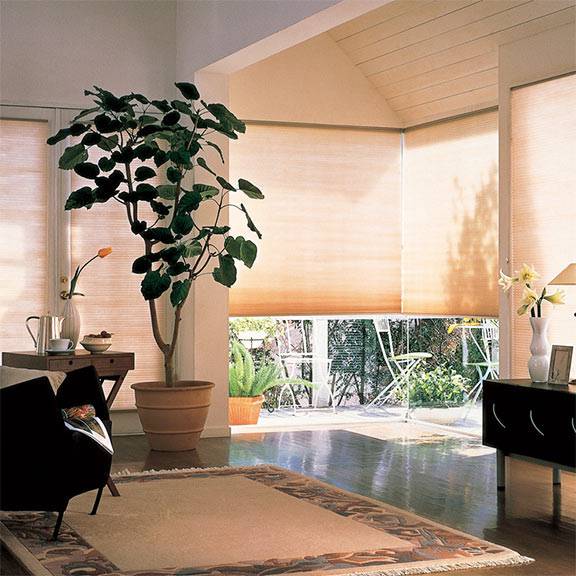 セイキ販売のハニカムスクリーンは、窓交換や内窓設置よりも安価でありながら、おしゃれで断熱性能を高められる素敵な商品です。<br />
<br />
当店でも使用していますが上質な質感でおすすめですよ！