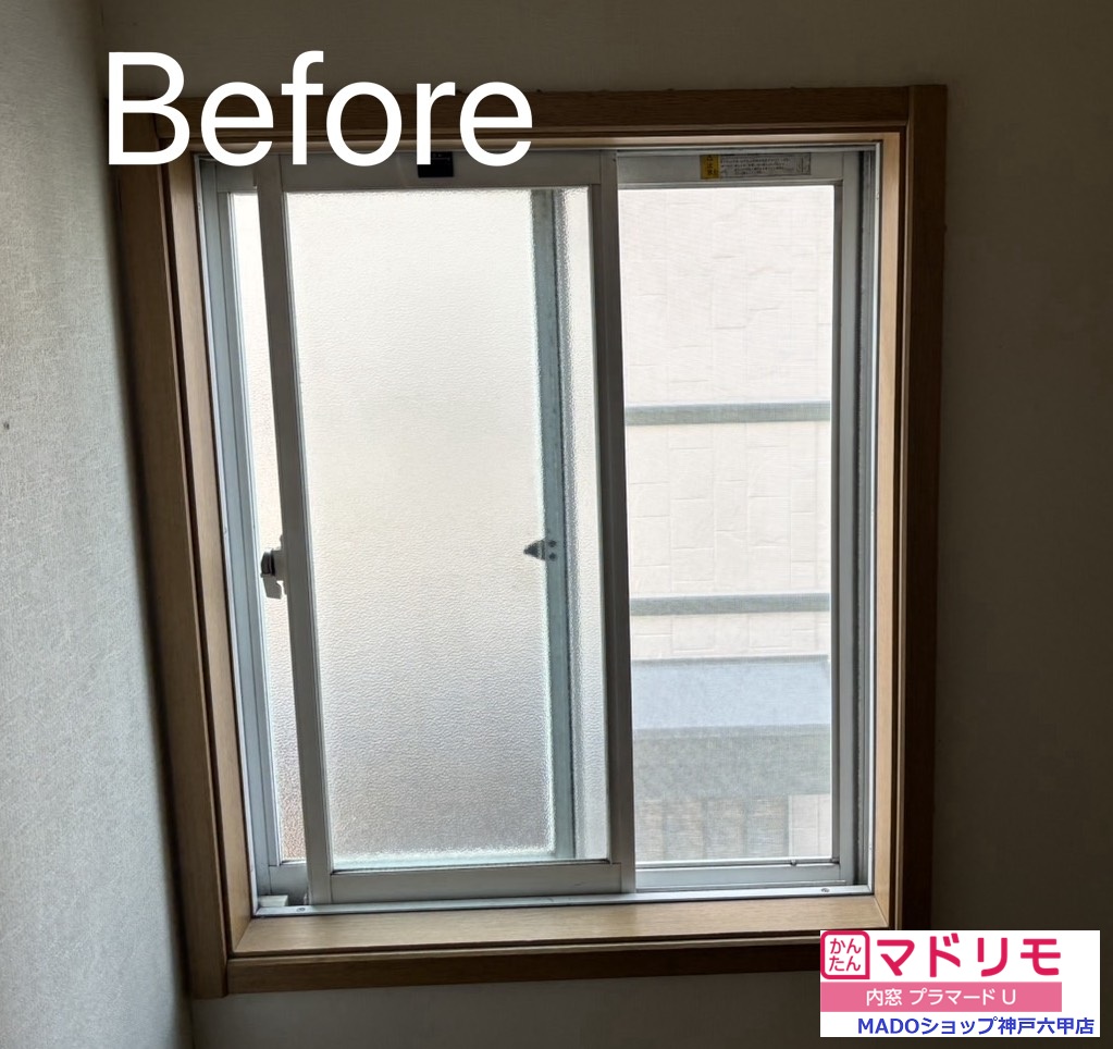 階段　西の窓<br />
<br />
小サイズ(0.2㎡以上1.6㎡未満)