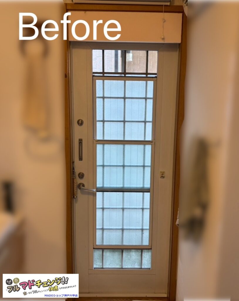 デザインが素敵な勝手口。<br />
印象はそのままにリフォームします♪