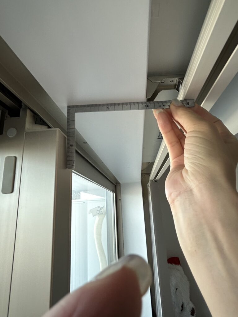 西宮市の高層マンションにて、紫外線対策としてリビングの3枚建て窓に内窓を設置。<br />
採寸時には、このように窓枠の奥行を測ります。<br />
この現場ではプラマードU遮熱Low-E複層ガラスを採用し、紫外線を82.5％カット。補助金を活用し、実質負担12万円で快適性と省エネ性を高めた施工事例です。