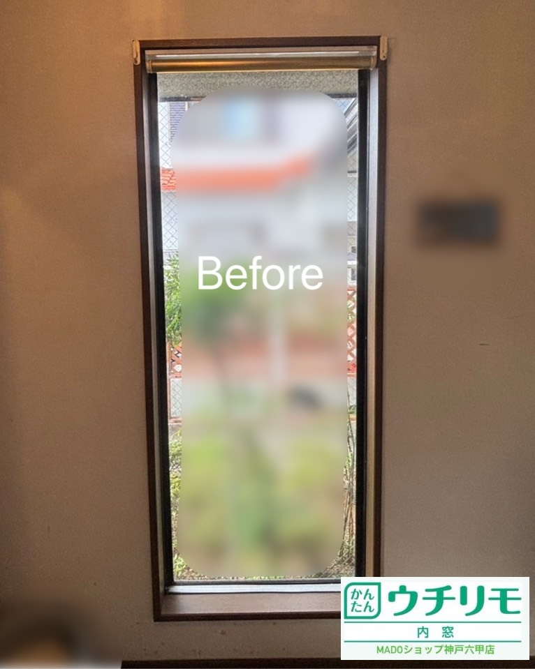 玄関ホールの窓<br />
<br />
小サイズ(0.2㎡以上1.6㎡未満)