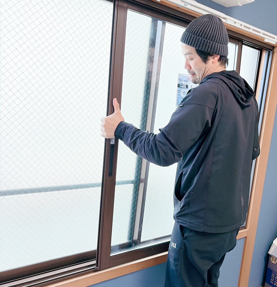 窓を運ぶときは慎重に。<br />
<br />
静止画では伝わりませんが、全ての工程を素早く、しかし丁寧に行います。