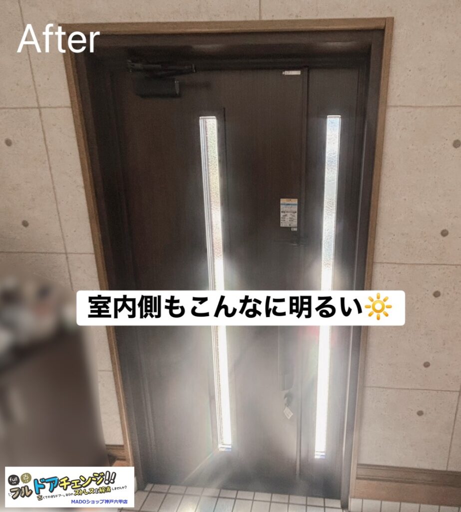 新しいドアはダークな色合いになりましたが、採光部2か所で、こんなに明るい★