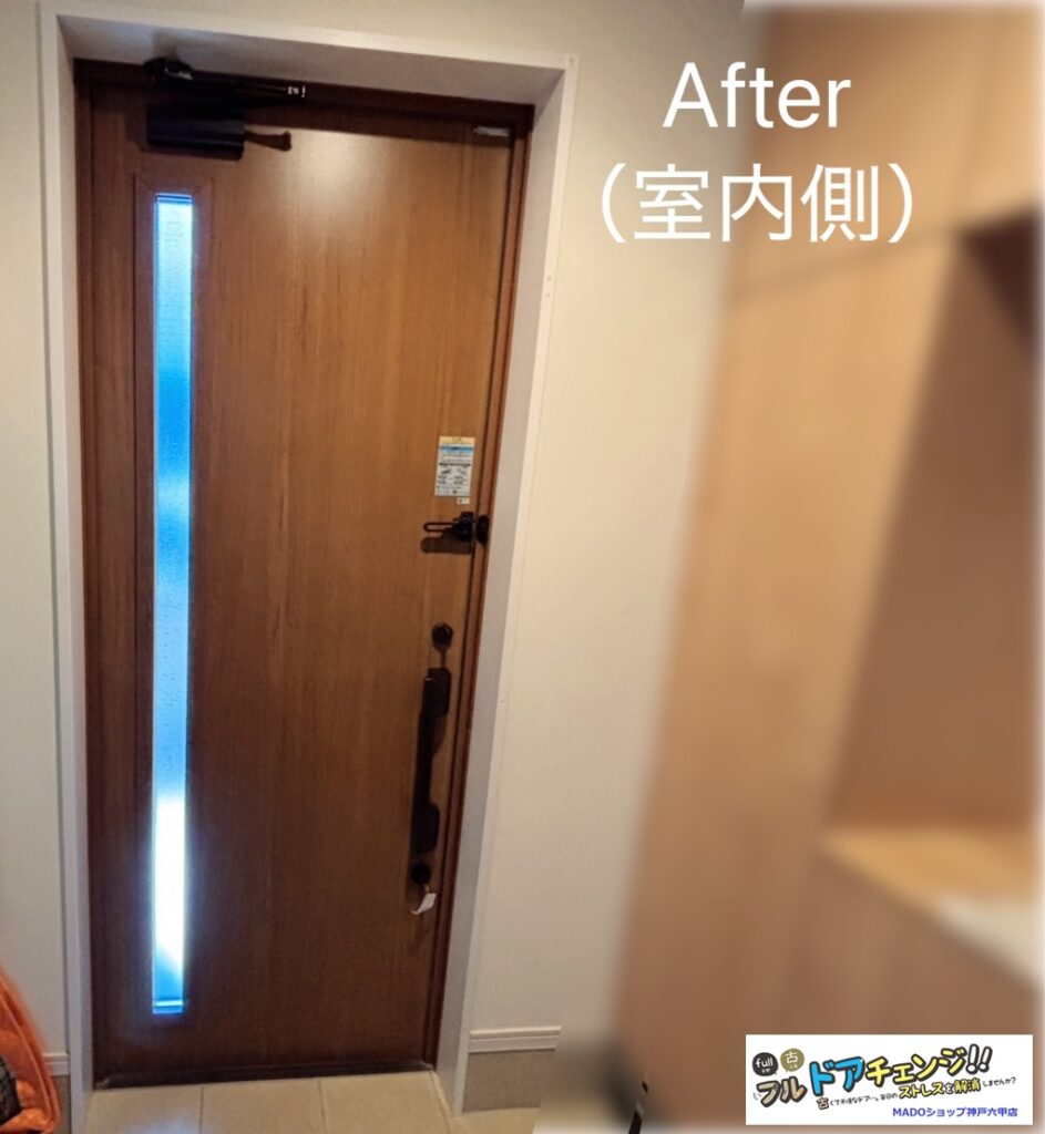 採光部は減らしました。<br />
<br />
毎日、家族が何度も使う玄関ドアは、ベストなデザインを選択したいですね😆