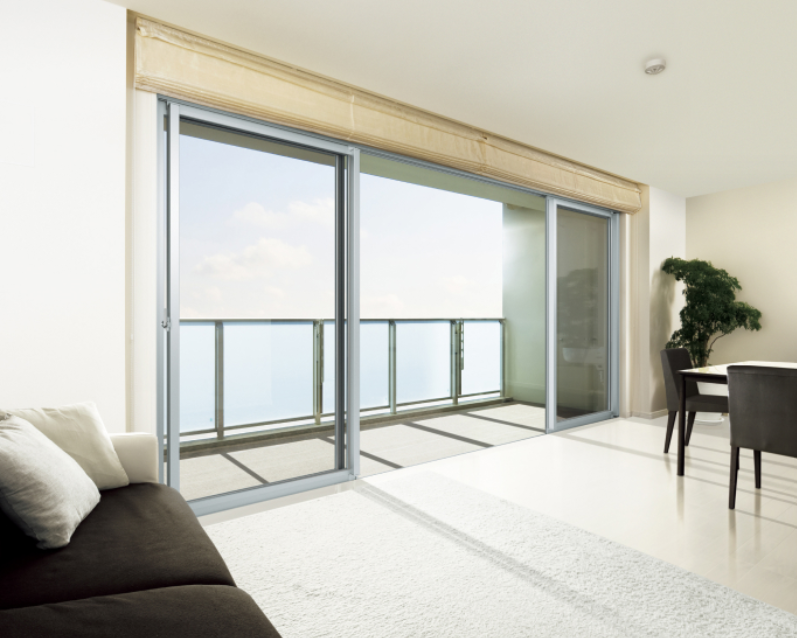 EXIMA 31は、マンションやビルなどの非木造建築物に使用される、YKK APのアルミ製サッシです。<br />
<br />
主な特長は、耐風圧性・水密性・気密性など、建物に求められる基本性能に対応しながら、多様な窓種や仕様を選べることです。<br />
<br />
戸建て住宅向けの高断熱樹脂窓とは異なり、建物の条件に合わせた性能と使いやすさを重視した商品です。